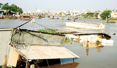 Landslides have swept away hundreds of houses into the river in the Mekong Delta in recent years (Photo: SGGP) Landslides have swept away hundreds of houses into the river in the Mekong Delta in recent years (Photo: SGGP)